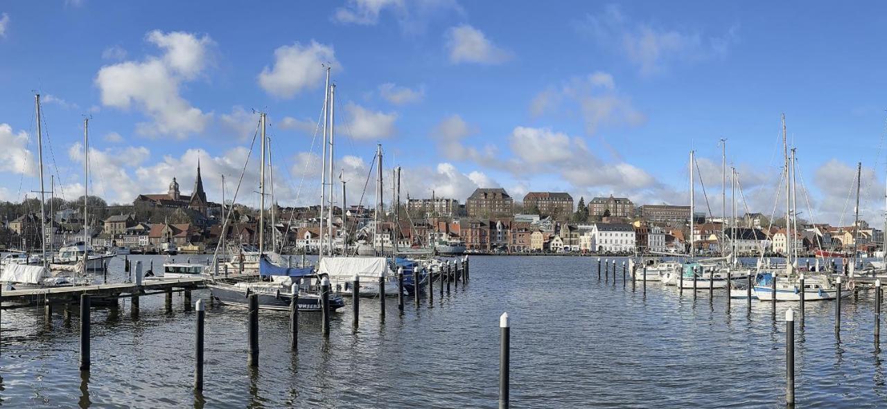 Am Kleinen Muehlenteich - Zentrale Ruhige Lage Mit Parkplatz Und Fahrraedern Apartment Flensburg Luaran gambar
