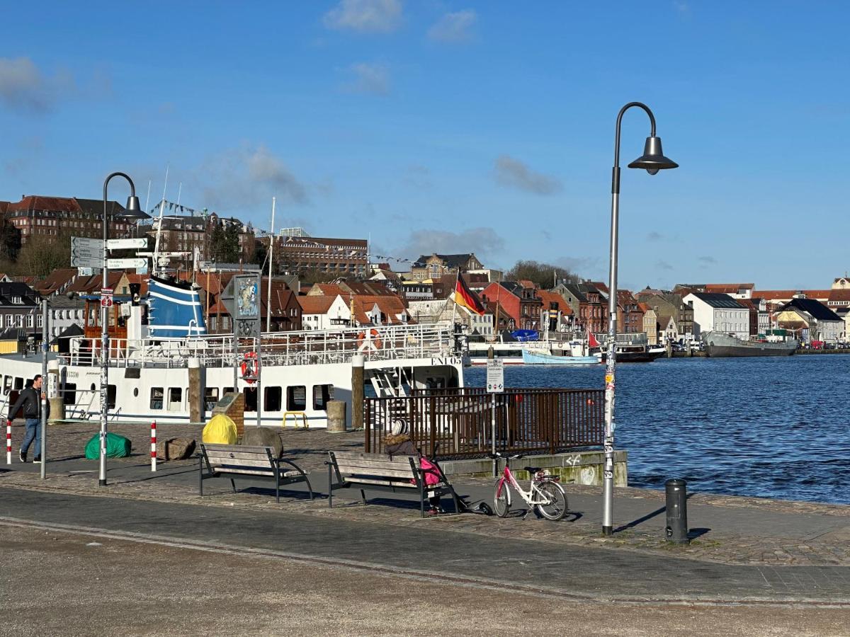 Am Kleinen Muehlenteich - Zentrale Ruhige Lage Mit Parkplatz Und Fahrraedern Apartment Flensburg Luaran gambar