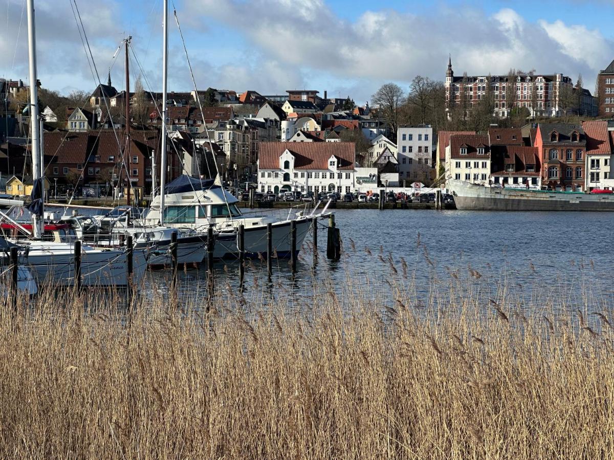 Am Kleinen Muehlenteich - Zentrale Ruhige Lage Mit Parkplatz Und Fahrraedern Apartment Flensburg Luaran gambar